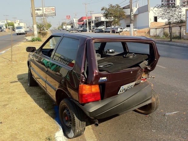 Carro afogou quando percorria Avenida Fernando Corra da Costa