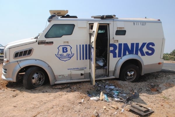 Bandidos metralharam e explodiram cofre de carro-forte na BR-163