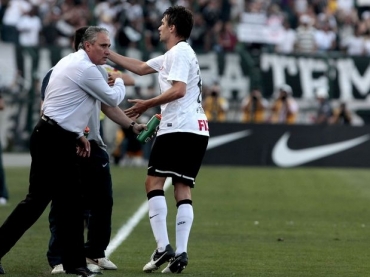 Paulo Andr marcou no segundo tempo e garantiu a vitria corintiana em casa