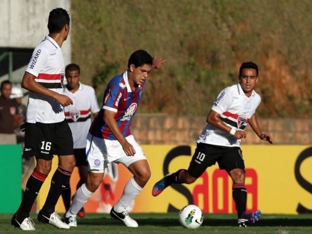 Meio-campista Fahel, do Bahia, tenta lanamento na partida contra So Paulo