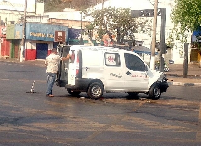 Ambulncia com paciente se envolveu em acidente na regio central de Cuiab