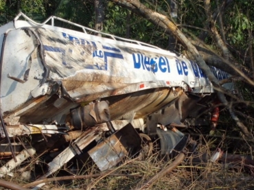 Motorista ficou preso nas ferragens e foi encaminhado para o Pronto Socorro de Cuiab�