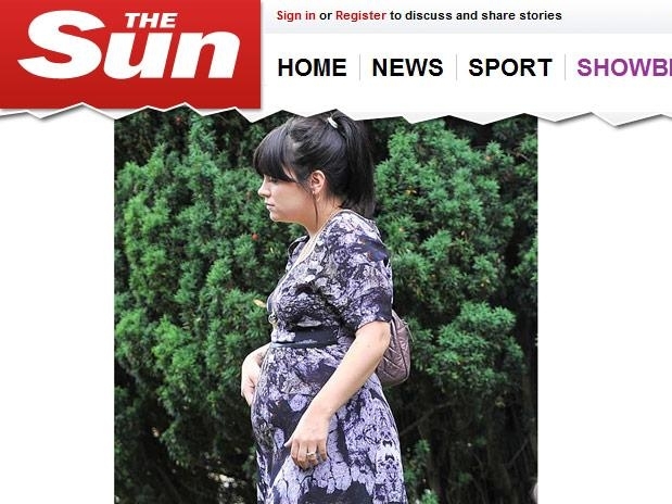 A cantora foi clicada no casamento de Lady Mary Charteris e Robbie Furze