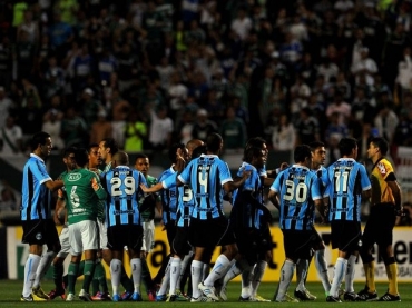 Atacante gremista recebeu segundo amarelo com 15min e deixou o Gr�mio com dez