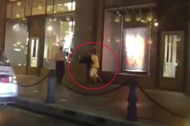 Casal foi flagrado fazendo sexo em frente a uma loja em So Petersburgo.