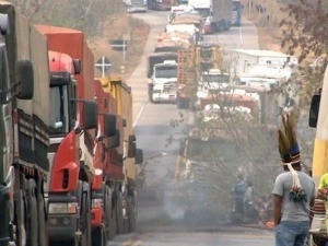 Protesto causou congestionamento de cerca de 60 km nesta tera-feira.