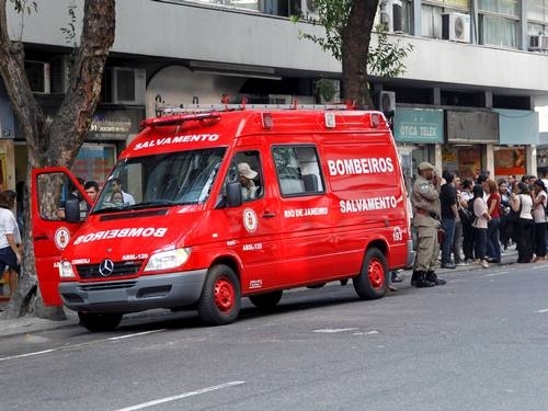 Bombeiros so acionados para a Rua Visconde Inhama, no Centro, onde prdio tremeu
