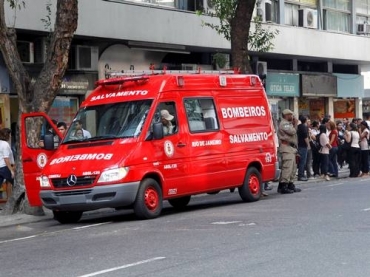 Bombeiros s�o acionados para a Rua Visconde Inha�ma, no Centro, onde pr�dio tremeu 