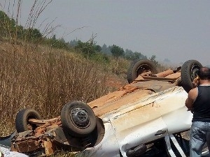 Motorista tentou desviar de outro ve�culo e capotou.