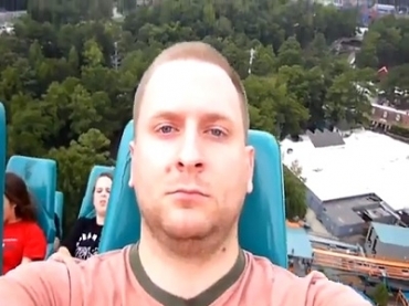 Homem se filma e mostra semblante 