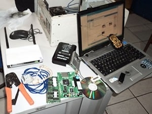 Computador do suspeito foi apreendido pela pol�cia.