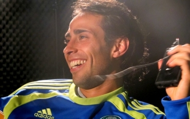 Valdivia sorri durante entrevista: 