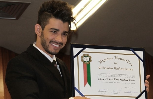 Gusttavo Lima se emociona ao receber ttulo de cidado goianiense