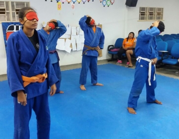 Estudantes dos jogos escolares praticam jud de olhos vendados.