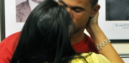 Após o julgamento em 2013, a mulher de Bruno, Ingrid Oliveira, dá um beijo no ex-goleiro