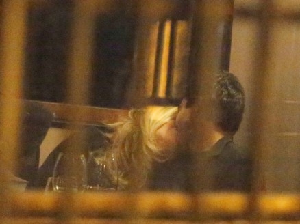 Grazi Massafera troca beijos em restaurante na Lagoa, Zona Sul do Rio