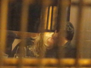 Grazi Massafera troca beijos em restaurante na Lagoa, Zona Sul do Rio