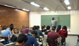 Professores de nvel superior recebem o equivalente a 54,5% do que ganham outros profissionais tambm com curso superior