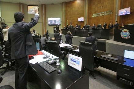 Deputados durante a votao da mensagem que definiu a RGA