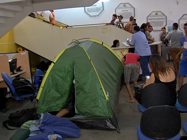 Alunos levaram barracas e ocuparam saguo do prdio da Seduc