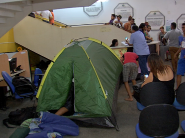 Alunos levaram barracas e ocuparam saguo do prdio da Seduc 
