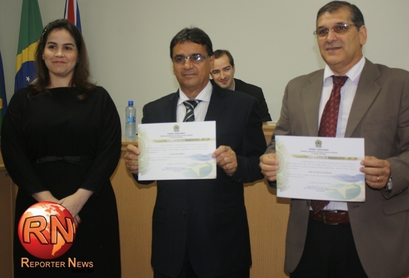 Valdecir Corra (centro) durante solenidade de diplomao aps a eleio em 2012, realizada pela Justia Eleitoral.