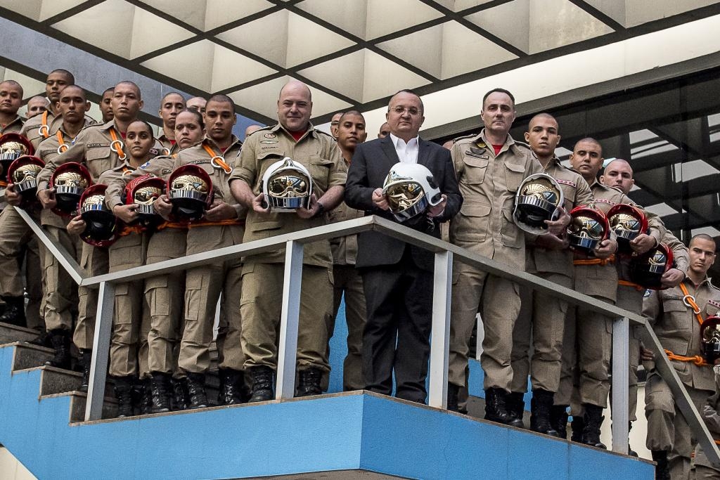 Gov. Pedro Taques entrega 500 novos capacetes Gallet para Corpo de Bombeiros