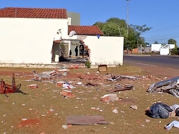Carro desgovernado derrubou muro de casa em MT