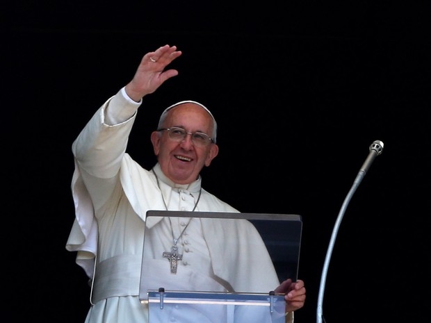 Papa Francisco acena durante a orao de Angelus na praa de So Pedro, no Vaticano, no domingo (3)