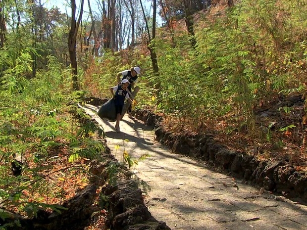 Voluntrios retiram 4 toneladas de lixo do Morro da Luz em Cuiab