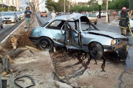Acidente aconteceu na tarde deste domingo (24), na Avenida Miguel Sutil