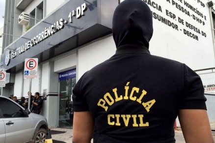 Antes de fugir, o bandido disparou contra o homem, mas a pistola falhou