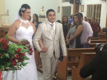 Decorao da igreja foi improvisada, segundo a noiva