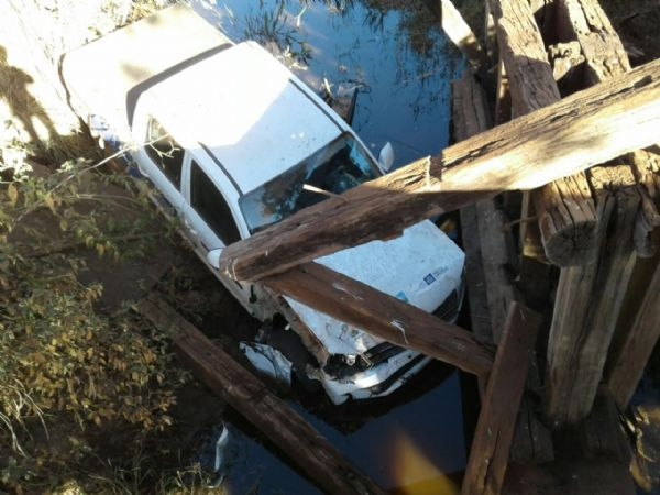 Motorista desviou de caminho e caiu com veculo no crrego