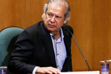 O ex-ministro da Casa Civil, Jos Dirceu, durante audincia que ouve os presos da operao Lava Jato na CPI da Petrobras, no prdio da Justia Federal do Paran, em Curitiba, na manh desta segunda-feira (31)