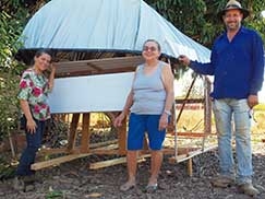 Carmencita Tabareli, com os produtores rurais Terezinha e seu marido Joo Moreira