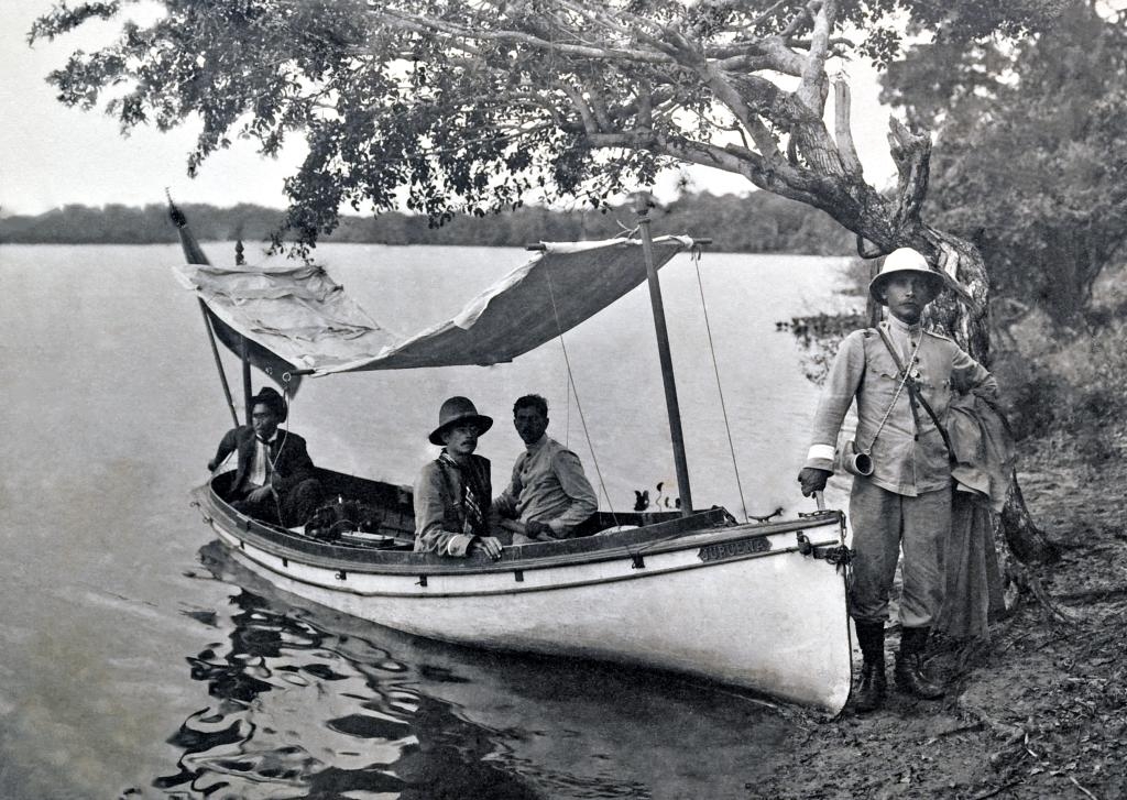 Em foto histrica da exposio Rondon e grupo, na lancha Juruena, realizando trabalhos de reconhecimento ao longo do trajeto onde passaria a Linha Telegrfica de So Luiz, de Cceres a Vila Bela