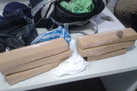 Os seis tabletes de maconha estavam em uma mala