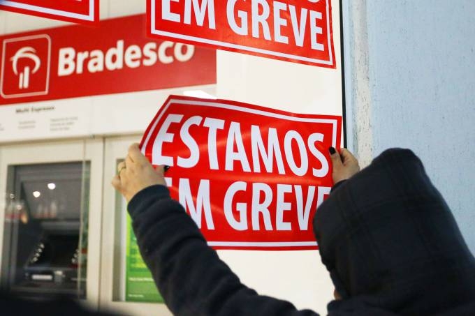 Banc�rios de todo o pa�s entram em greve por tempo indeterminado