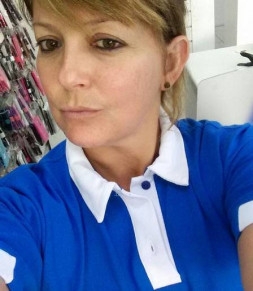 Regininha Poltergeist est trabalhando numa loja de celulares