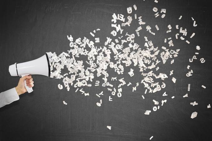 Todos conhecem algum que fala demais ou j acharam que falaram demais em alguma situao. Para evitar constrangimentos, psiclogos recomendam pensar antes de falar, respirar e prestar ateno aos sinais no verbais do ouvinte.