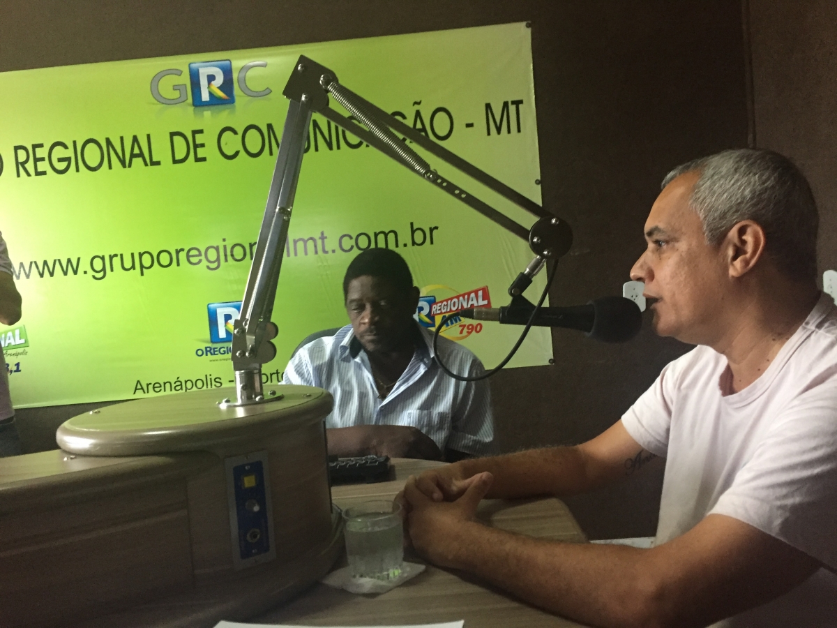 Prefeito eleito Zema durante entrevista ao apresentador Mises Bispo da Rdio Regional de Arenpolis.