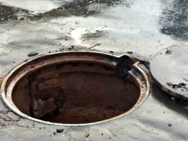 Homem passou quase duas horas dentro de bueiro para se esconder da PM (Foto: Julio Fontes/ Poconet Notcias)