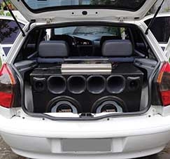 Som alto no carro: autuao poder ser feita at por um agente de trnsito