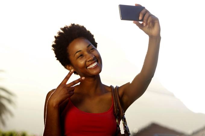 Um estudo feito por pesquisadores americanos sugere que tirar fotos todos os dias, sejam selfies ou fotos de objetos que te deixam feliz ou que fazem outras pessoas felizes, pode contribuir para o aumento do bem estar. (iStock/Getty Images)