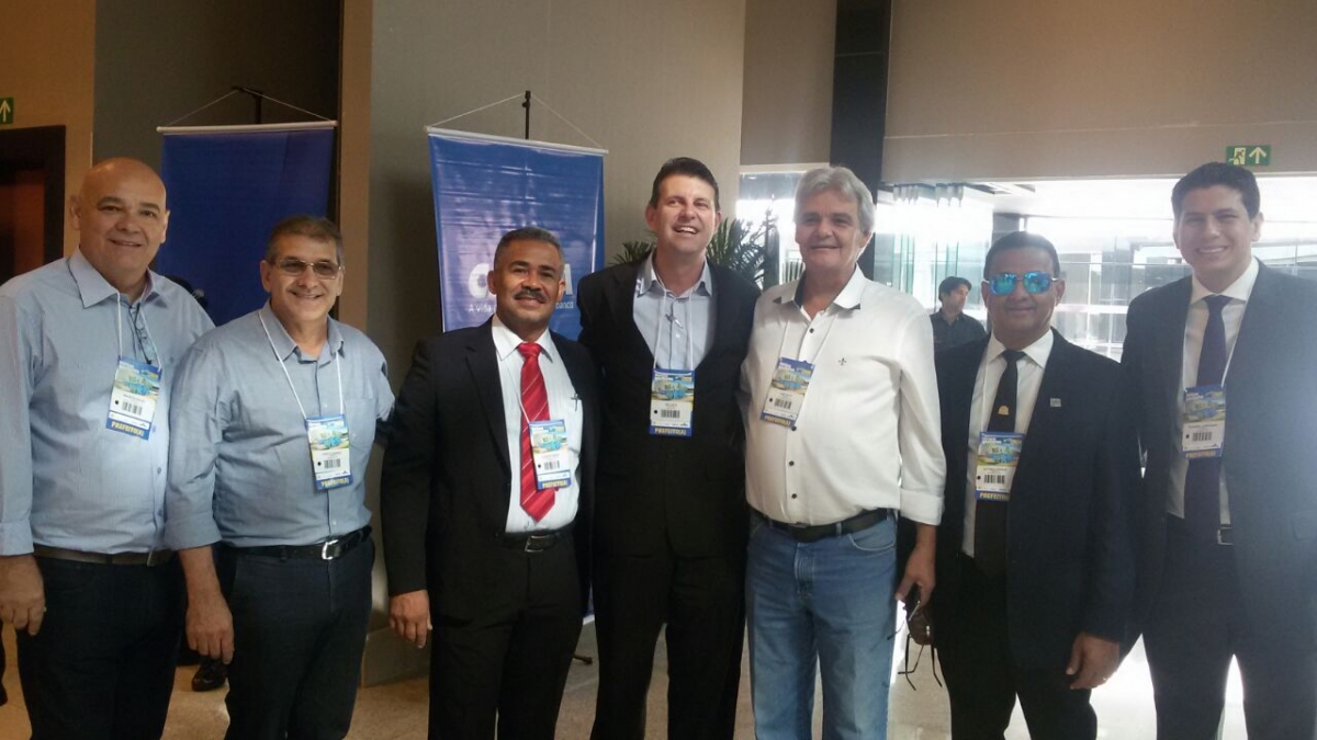 O vice-prefeito Aldemar Xavier Meira (centro), ladeado pelos prefeitos de Arenpolis Z Mauro e de Diamantino Eduardo Capistrano, entre outros prefeitos de Mato Grosso.