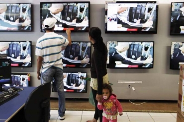 Famlias com renda de at 3 salrios mnimos e atendidas por programas sociais tm direito a receber conversores gratuitamente (Nacho Doce/Reuters/VEJA)