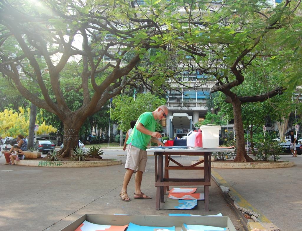 Silvio Sartori pinta em praa pblica com o objetivo de aproximar a produo artstica do pblico - Foto por: Divulgao
