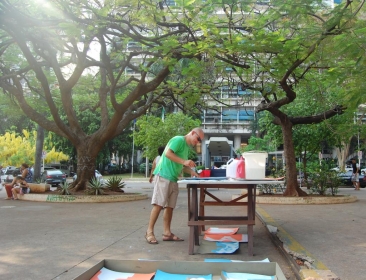 Silvio Sartori pinta em praa pblica com o objetivo de aproximar a produo artstica do pblico - Foto por: Divulgao