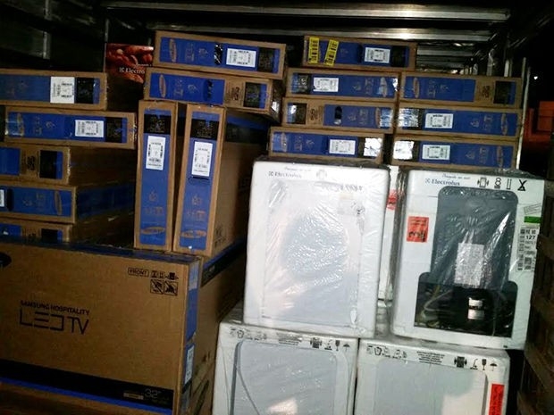 Trs policiais foram presos com mercadorias roubadas em outubro de 2014 (Foto: Divulgao/PM)